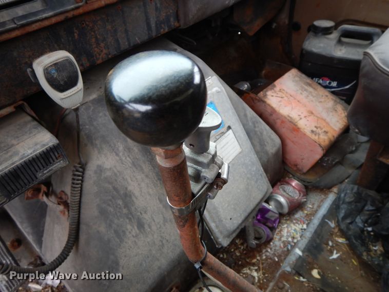 image for item DF6457 1987 International 1955  fertilizer delivery truck