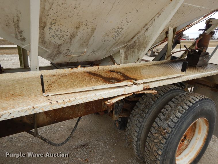 image for item DF6457 1987 International 1955  fertilizer delivery truck