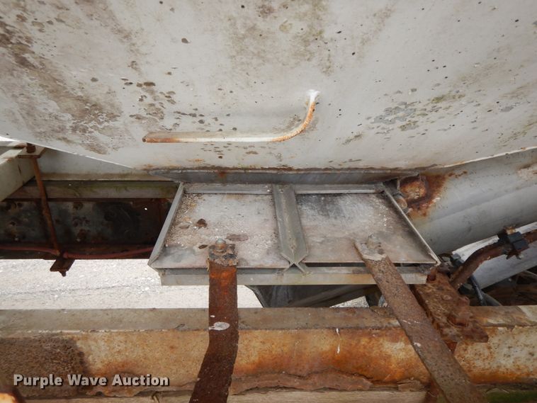 image for item DF6457 1987 International 1955  fertilizer delivery truck