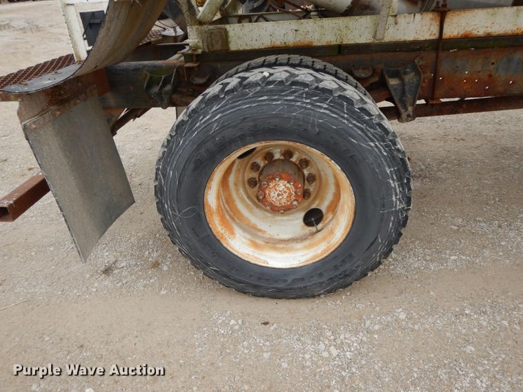 image for item DF6457 1987 International 1955  fertilizer delivery truck