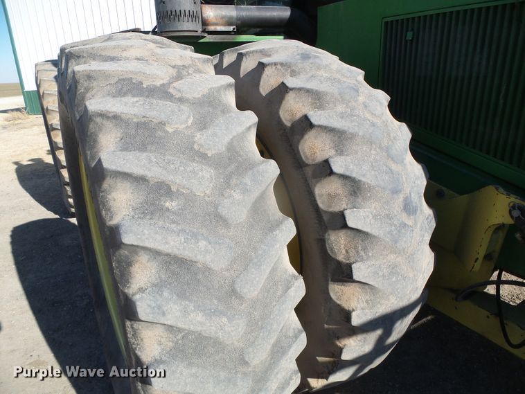 image for item DG8486 1992 John Deere 8760  4WD tractor