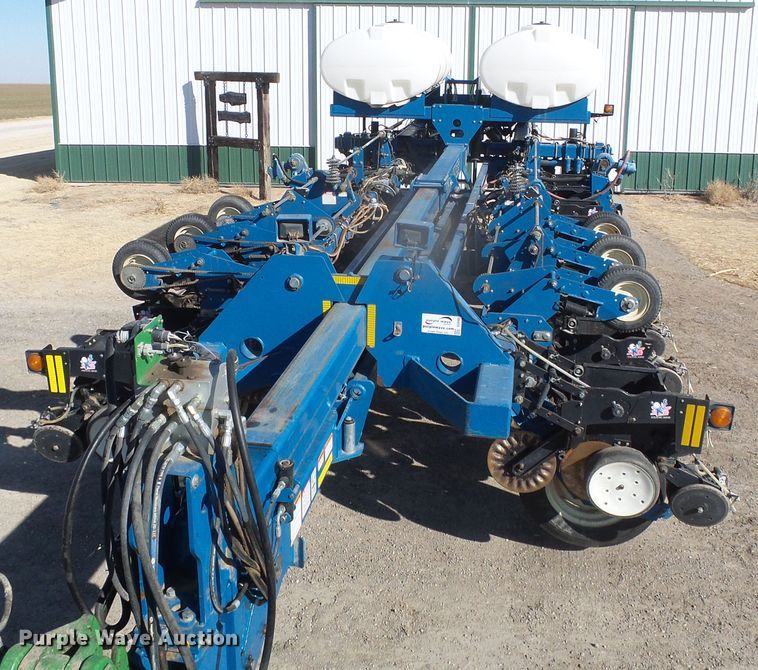 image for item DG8488 Kinze 3800  no-till planter
