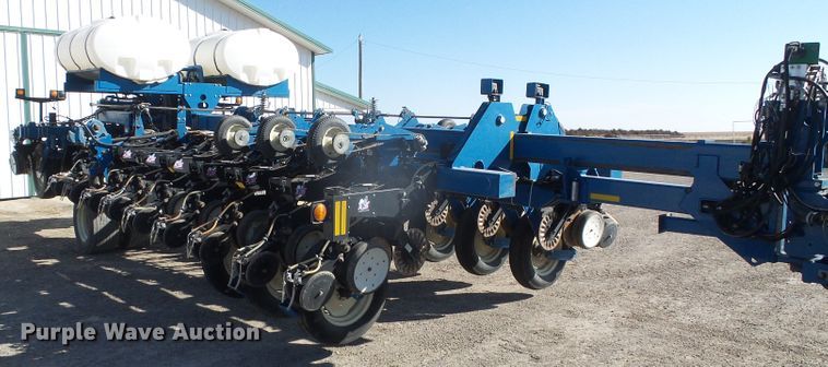 image for item DG8488 Kinze 3800  no-till planter