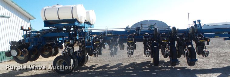 image for item DG8488 Kinze 3800  no-till planter