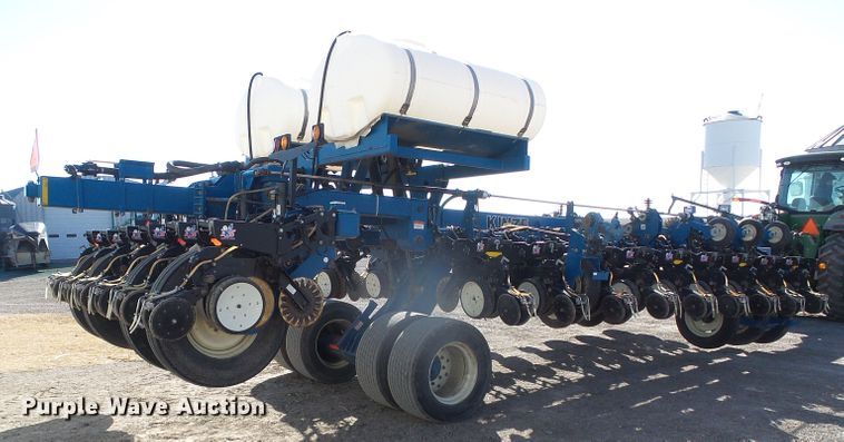 image for item DG8488 Kinze 3800  no-till planter