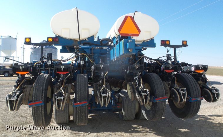 image for item DG8488 Kinze 3800  no-till planter