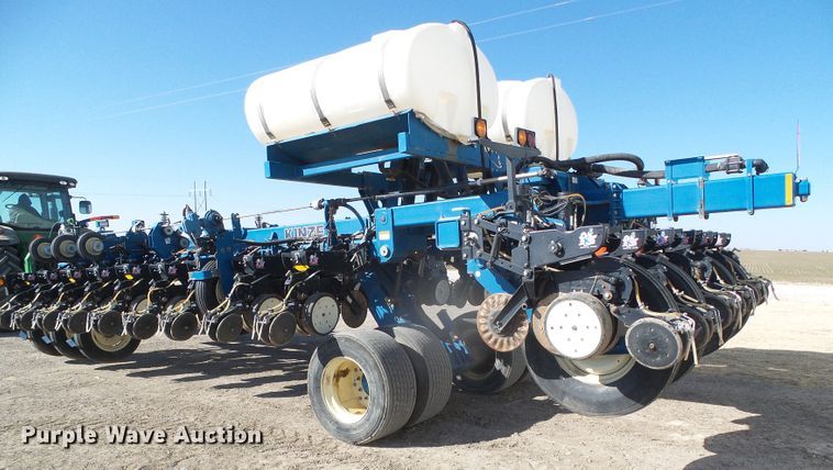 image for item DG8488 Kinze 3800  no-till planter