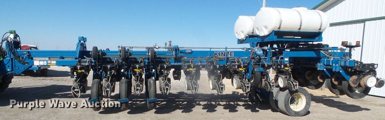 image for item DG8488 Kinze 3800  no-till planter