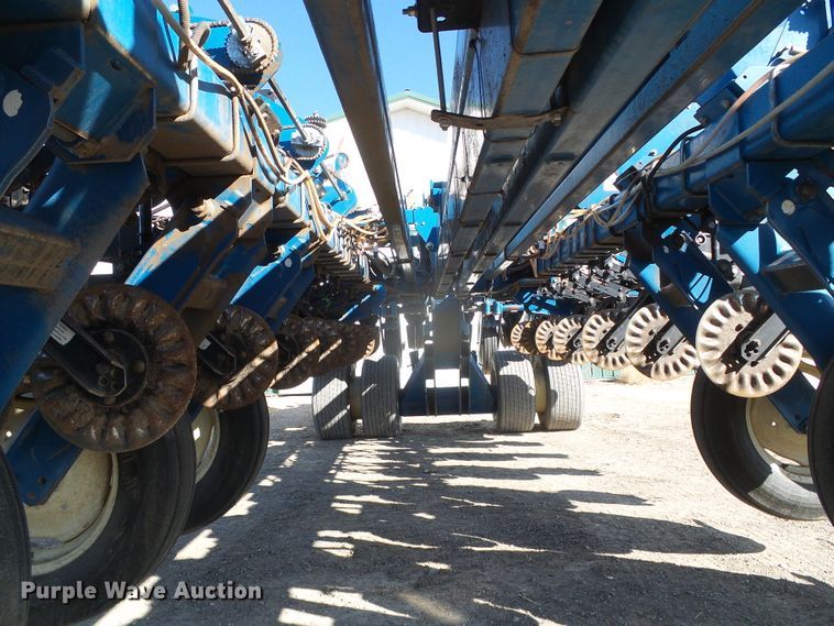 image for item DG8488 Kinze 3800  no-till planter