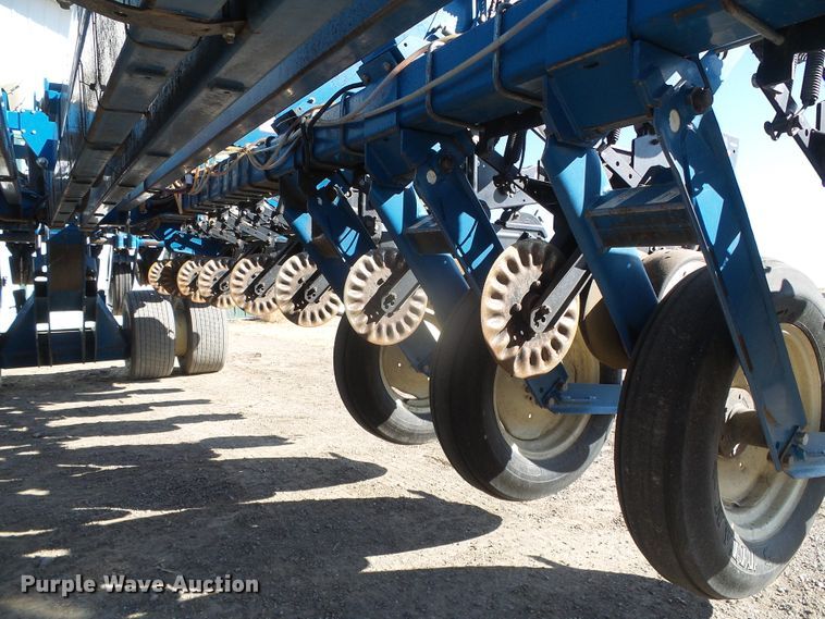 image for item DG8488 Kinze 3800  no-till planter