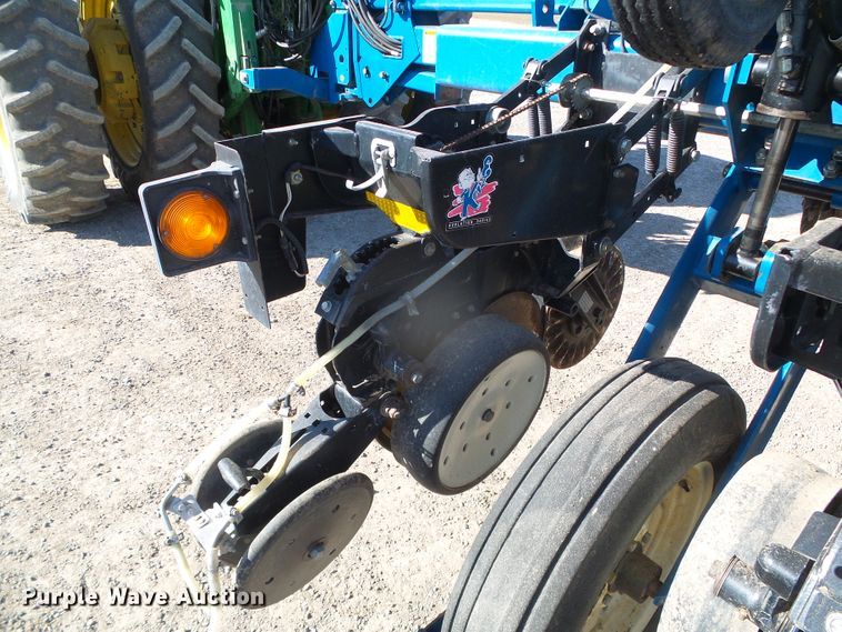 image for item DG8488 Kinze 3800  no-till planter