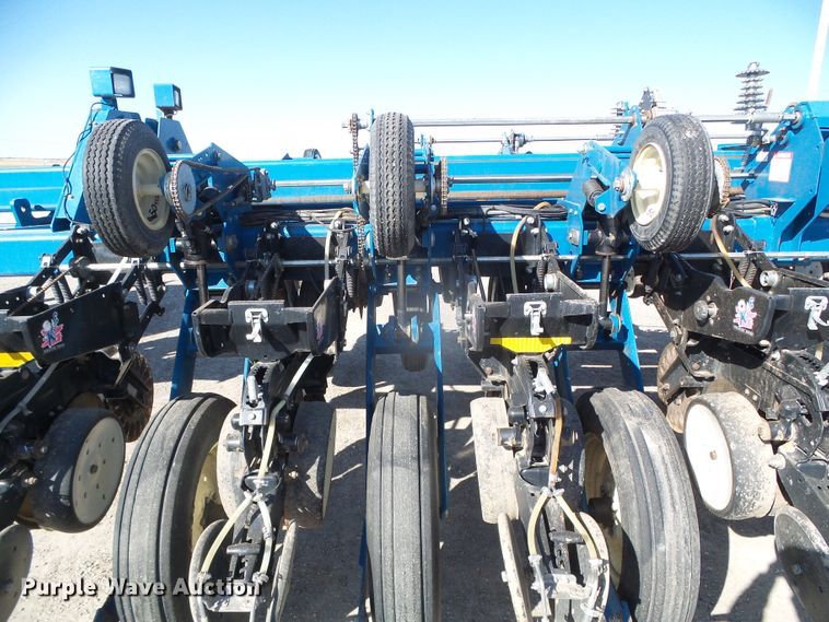 image for item DG8488 Kinze 3800  no-till planter