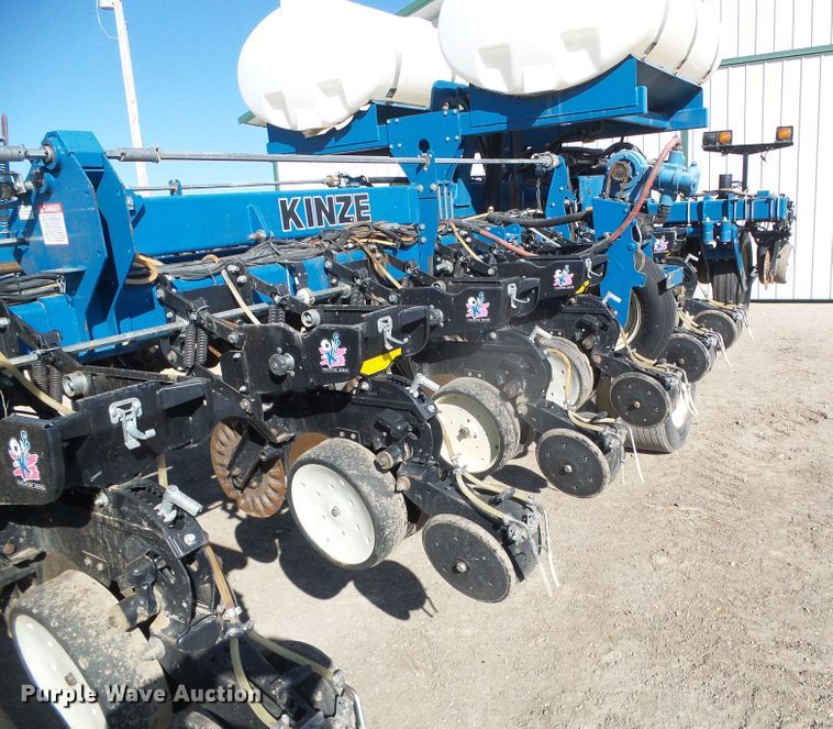 image for item DG8488 Kinze 3800  no-till planter