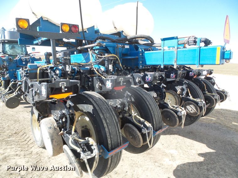 image for item DG8488 Kinze 3800  no-till planter
