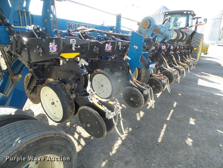 image for item DG8488 Kinze 3800  no-till planter