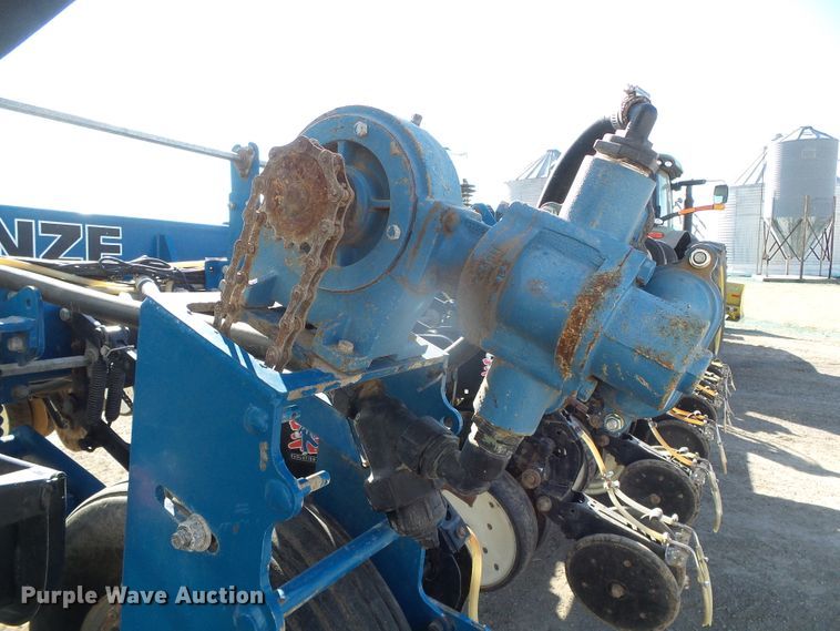 image for item DG8488 Kinze 3800  no-till planter