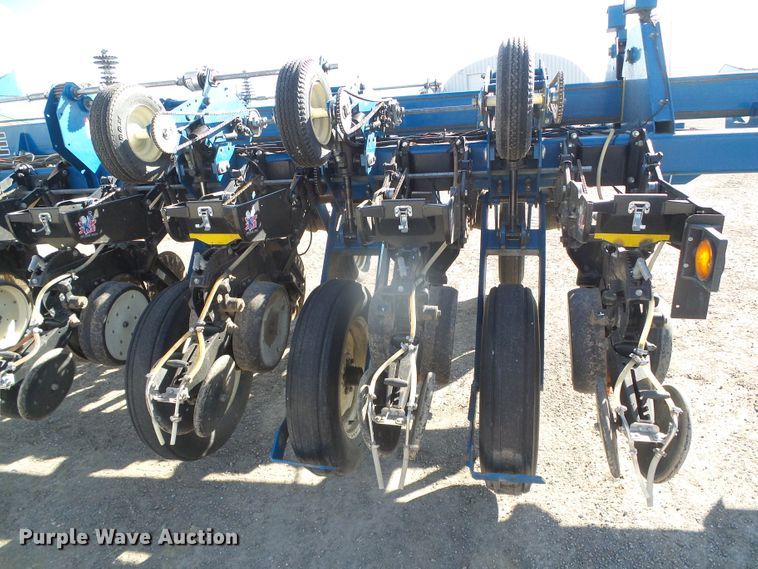 image for item DG8488 Kinze 3800  no-till planter