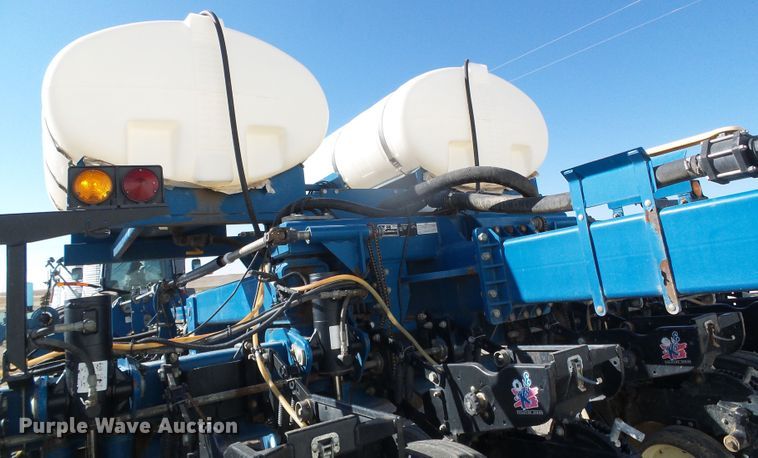 image for item DG8488 Kinze 3800  no-till planter