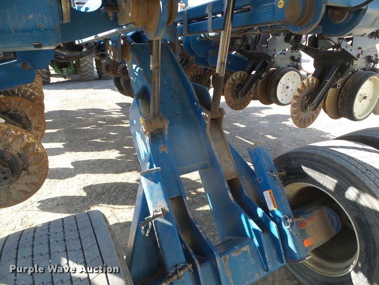 image for item DG8488 Kinze 3800  no-till planter