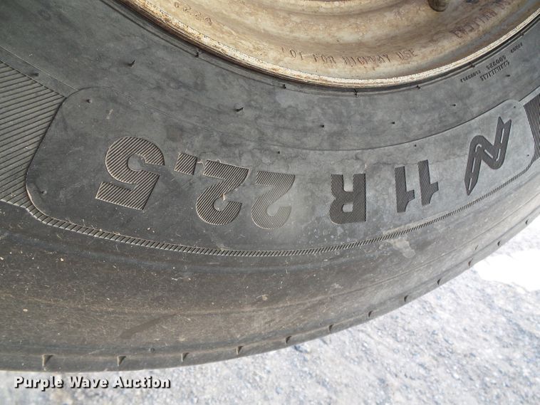 image for item DG8488 Kinze 3800  no-till planter