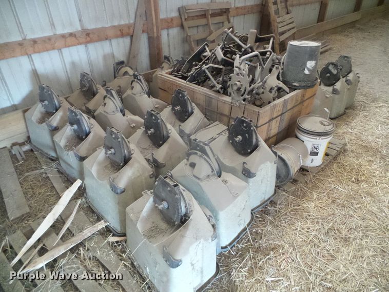 image for item DG8490 Kinze 2600  no-till planter