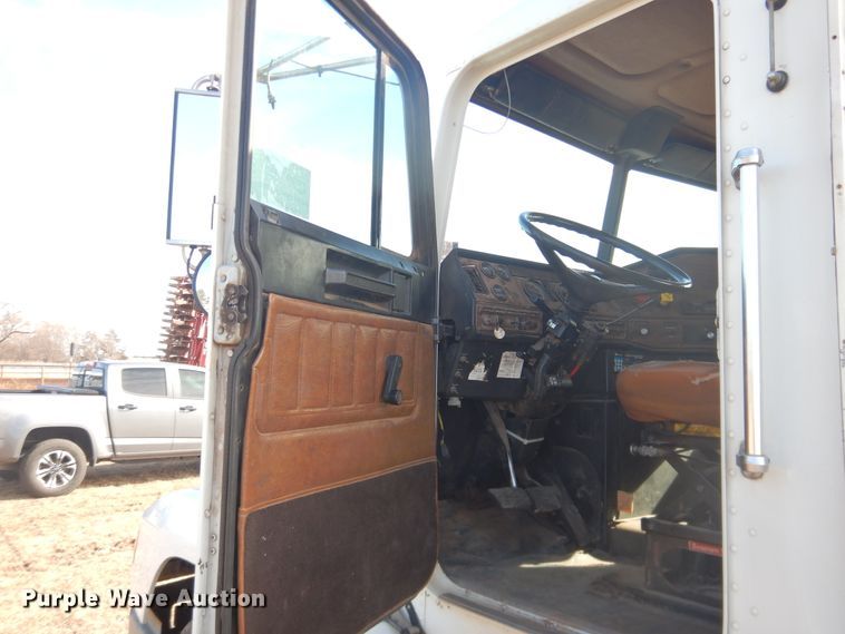 image for item DI3714 1994 Freightliner FLD  semi truck