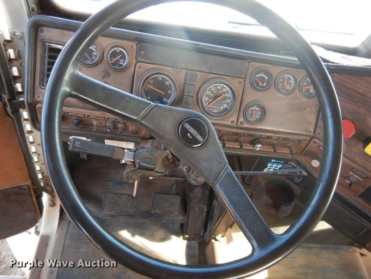 image for item DI3714 1994 Freightliner FLD  semi truck