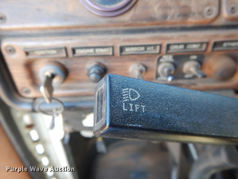 image for item DI3714 1994 Freightliner FLD  semi truck