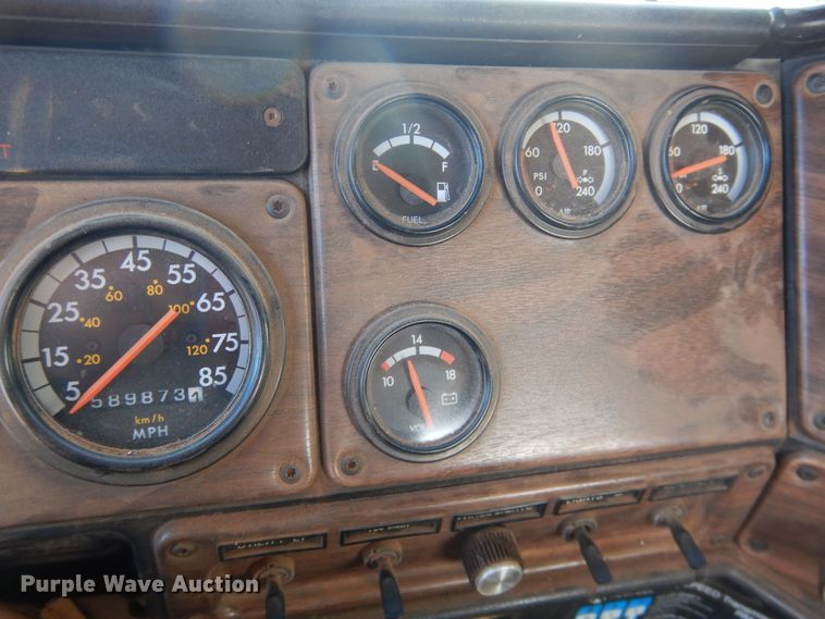 image for item DI3714 1994 Freightliner FLD  semi truck