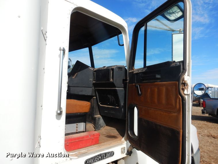 image for item DI3714 1994 Freightliner FLD  semi truck