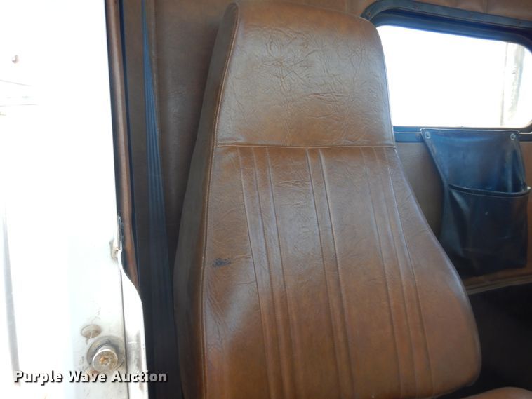 image for item DI3714 1994 Freightliner FLD  semi truck