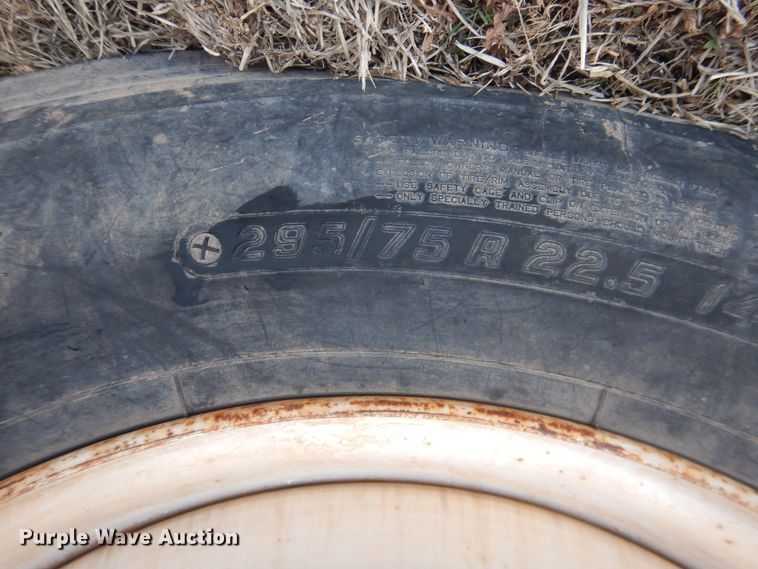 image for item DI3714 1994 Freightliner FLD  semi truck