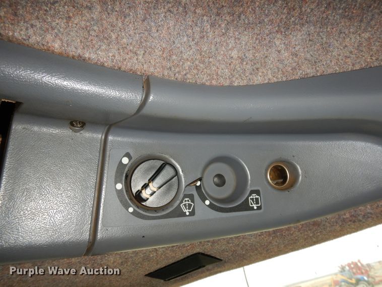 image for item DJ2864 1994 Ford 8970  MFWD tractor