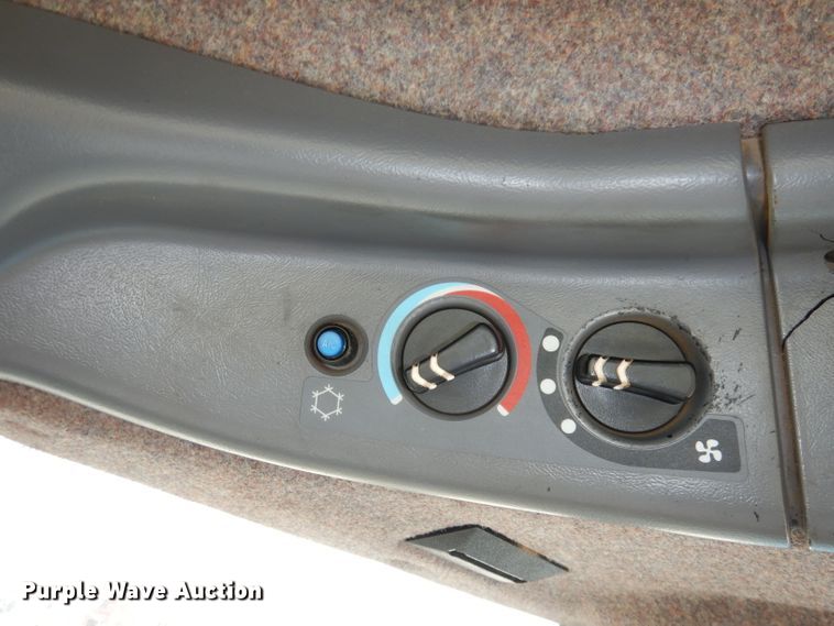 image for item DJ2864 1994 Ford 8970  MFWD tractor