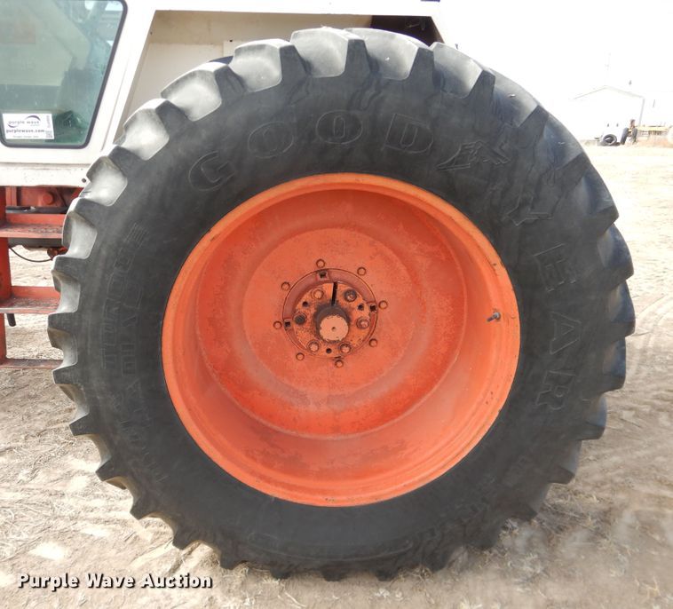 image for item DJ4950 1976 Case 1370  tractor