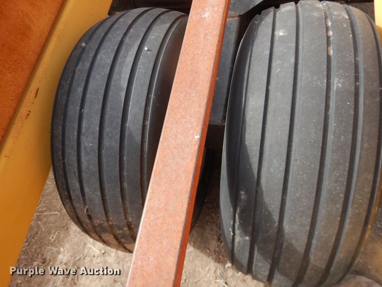 image for item DJ4951 Buffalo 78004234 round bale accumulator trailer