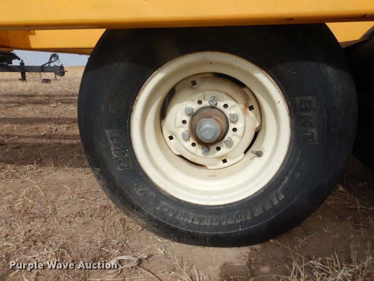 image for item DJ4951 Buffalo 78004234 round bale accumulator trailer