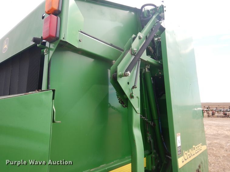 image for item DJ4953 2004 John Deere 567  round baler