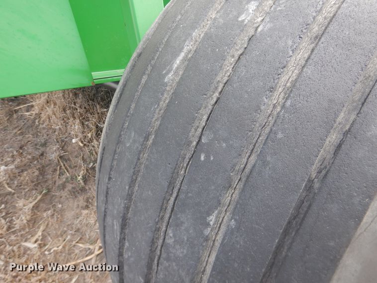 image for item DJ4953 2004 John Deere 567  round baler