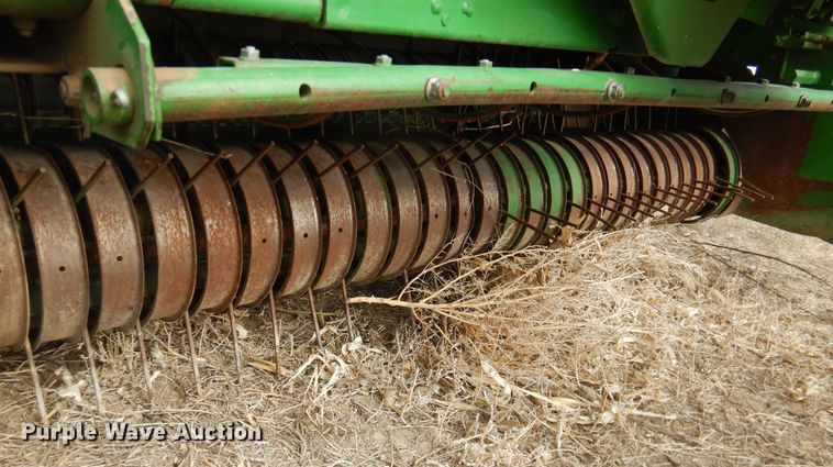 image for item DJ4954 2004 John Deere 567  round baler