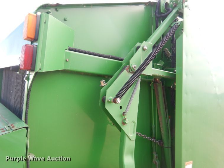 image for item DJ4954 2004 John Deere 567  round baler