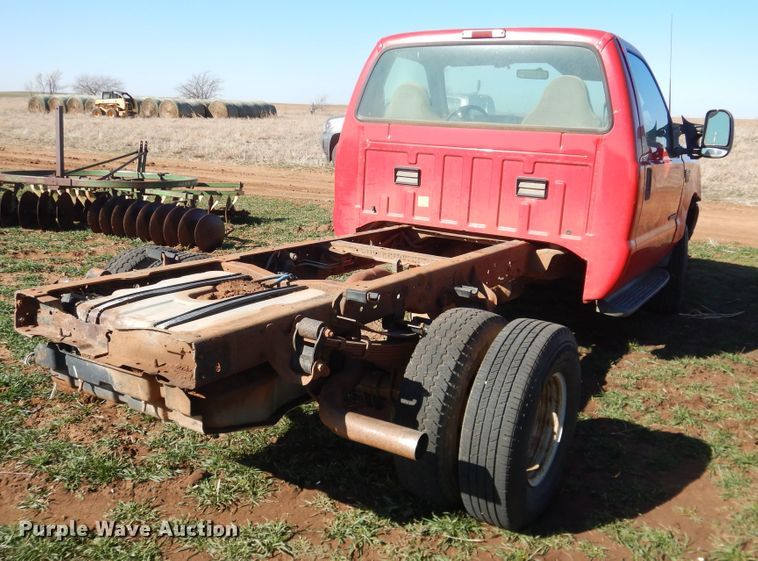 image for item DJ8255 2001 Ford F350 Super Duty  pickup truck cab and chassis