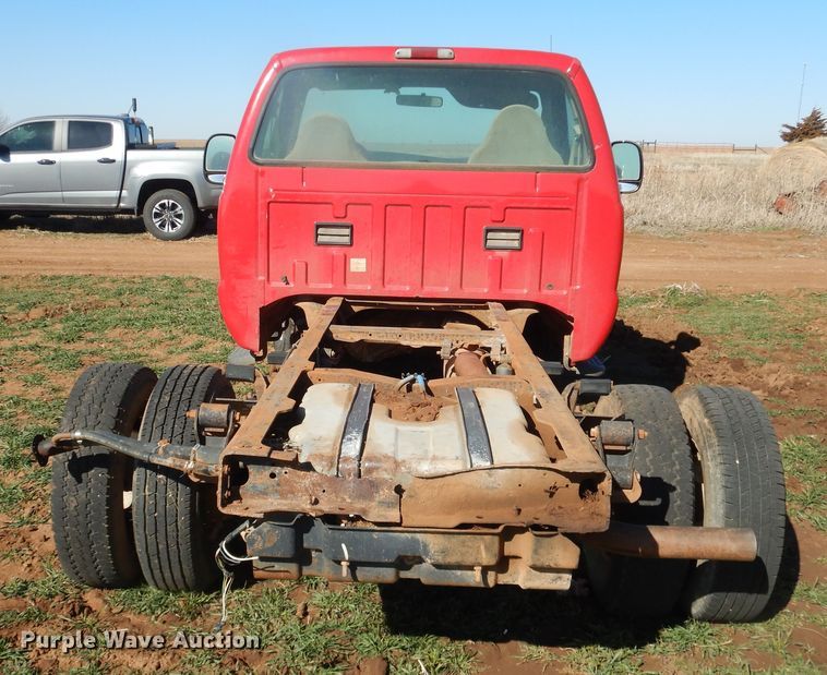 image for item DJ8255 2001 Ford F350 Super Duty  pickup truck cab and chassis