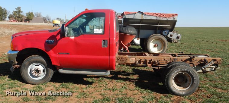 image for item DJ8255 2001 Ford F350 Super Duty  pickup truck cab and chassis