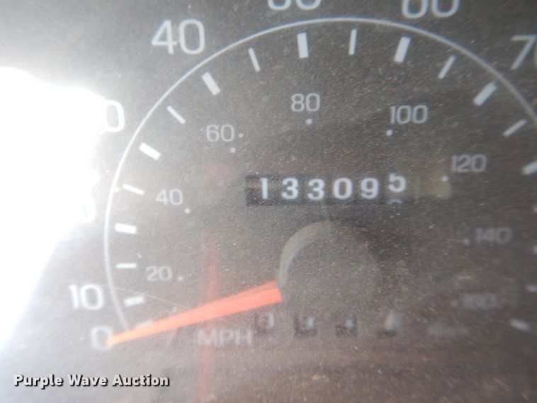 image for item DJ8255 2001 Ford F350 Super Duty  pickup truck cab and chassis