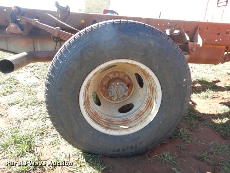 image for item DJ8255 2001 Ford F350 Super Duty  pickup truck cab and chassis