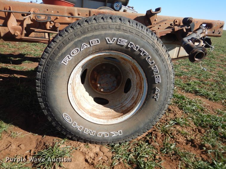 image for item DJ8255 2001 Ford F350 Super Duty  pickup truck cab and chassis