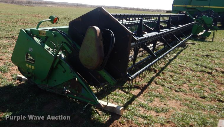 image for item DJ8266 1993 John Deere 925  rigid head