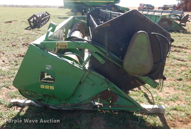 image for item DJ8266 1993 John Deere 925  rigid head