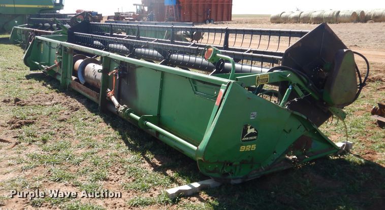 image for item DJ8266 1993 John Deere 925  rigid head